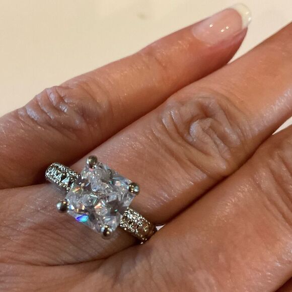 Beautiful Engagement Ring - Picture 1 of 3